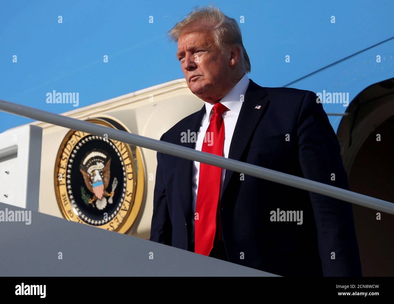 Le président américain Donald Trump débarque de l'Air Force One à son retour à Washington après avoir effectué un voyage au Kennedy Space Center en Floride à la joint base Andrews, Maryland, États-Unis, le 27 mai 2020. REUTERS/Jonathan Ernst Banque D'Images