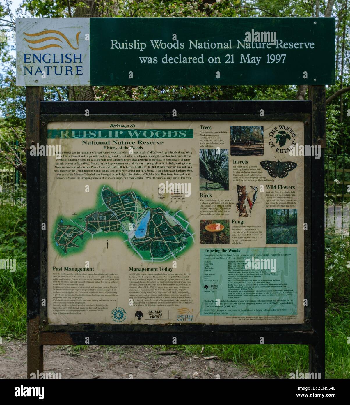 Panneau illustré avec carte et informations à l'entrée de Ruislip Woods, réserve naturelle, Hillingdon, nord-ouest de Londres. Banque D'Images