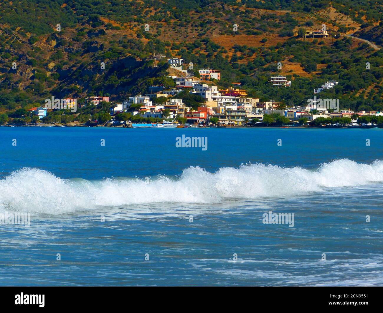 Bleu azur mer Méditerranée avec de belles vagues près du village de Plakias, île de Crète, Grèce en été, paysage rural idyllique. Mer de Lybean. Banque D'Images