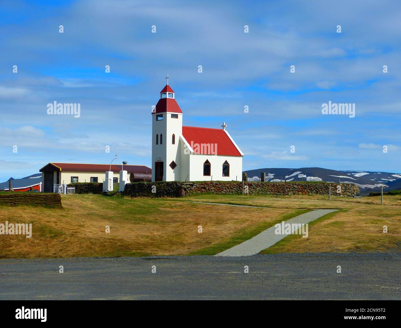 Paysage idyllique islandais paisible. Vue sur la belle église chrétienne rurale. Modrudalur est un village situé dans le désert de l'Islande. Endroit tranquille Banque D'Images