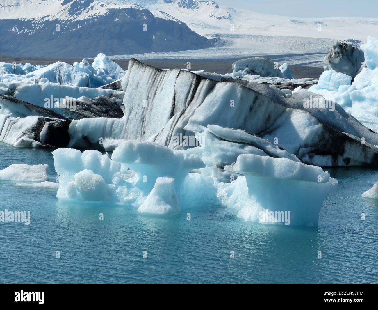 Lac glaciaire lagon de Jokulsarlon en Islande, incroyable floes de glace et icebegs, conte de fées d'hiver de neige. Banque D'Images