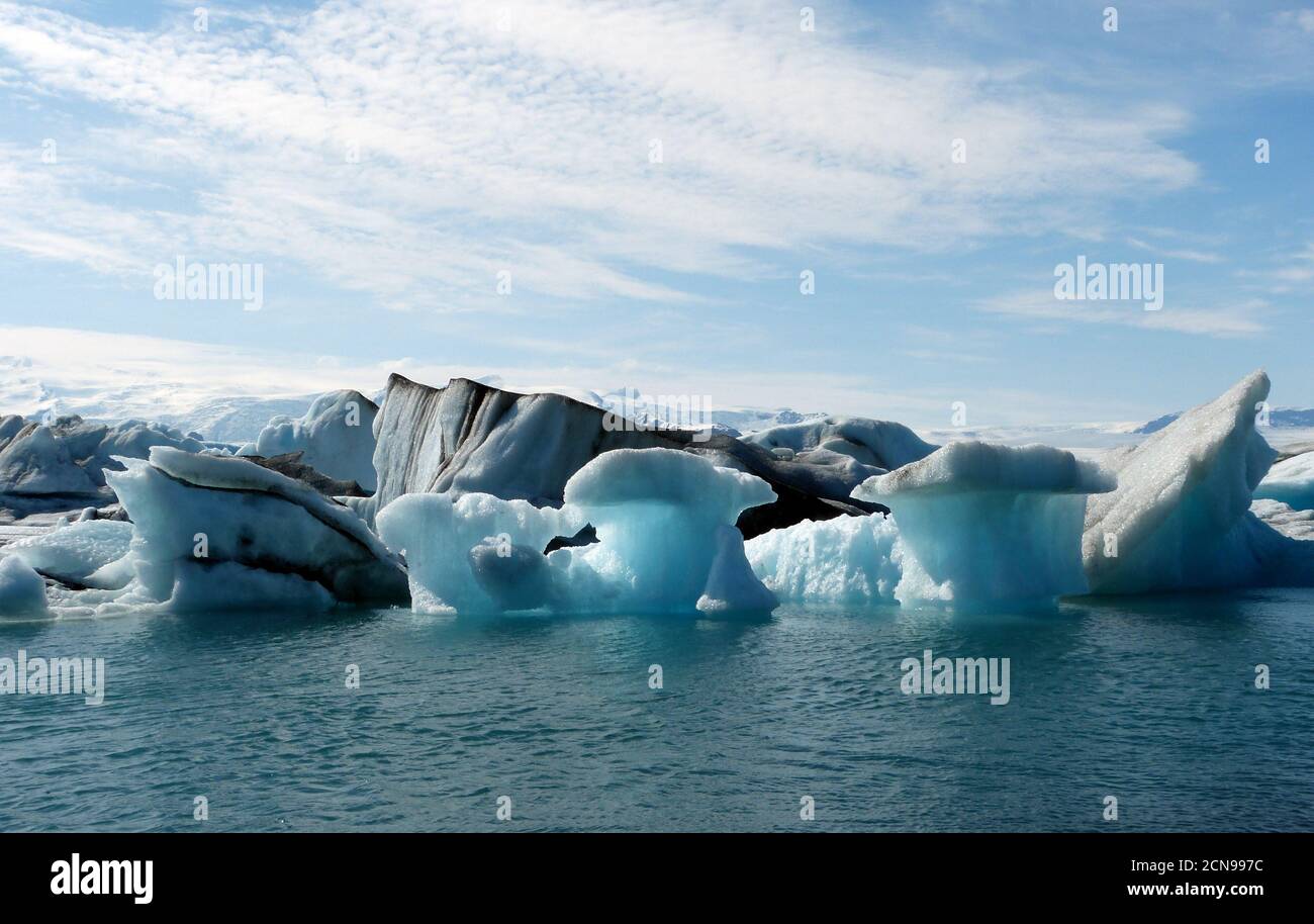 Lac glaciaire de Jokulsarlon dans le parc national de Vatnajokull, Islande. Le lagon est formé à partir d'eau glaciaire fondue, qui pousse perpétuellement de grandes blocs de glace blanche. Banque D'Images