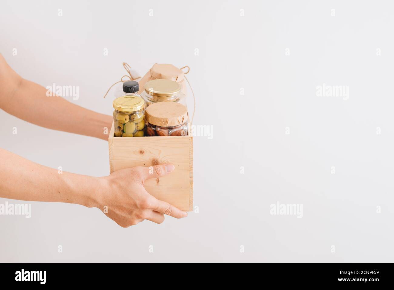 Donation box avec divers aliments. Ouvrir boîte en carton avec de l'huile, de la nourriture en conserve, céréales et pâtes alimentaires. Banque D'Images