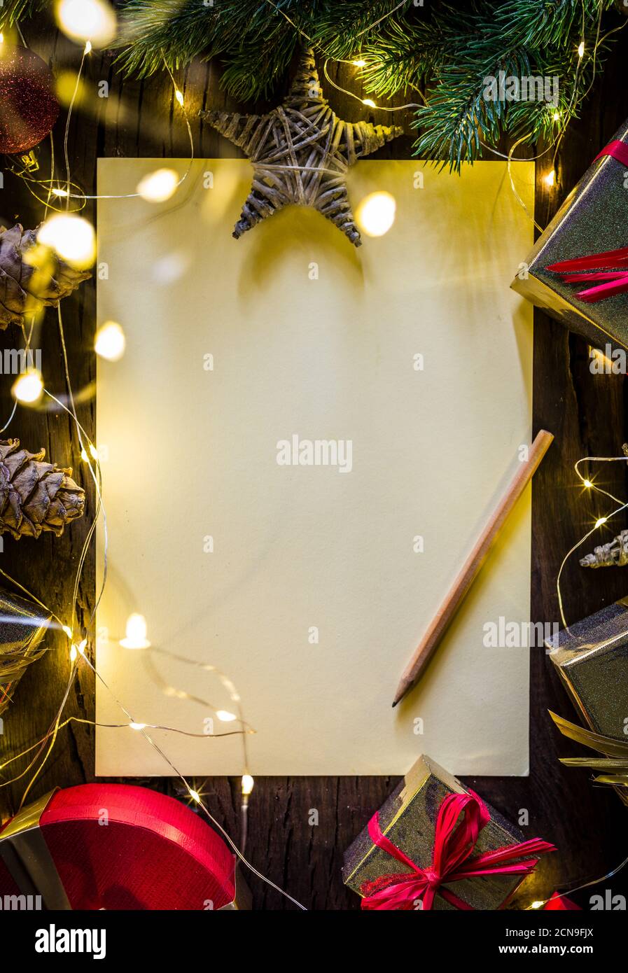 Vider la lettre en papier de Santa et la décoration de noël autour de lui. Noël ou nouvel an. Banque D'Images