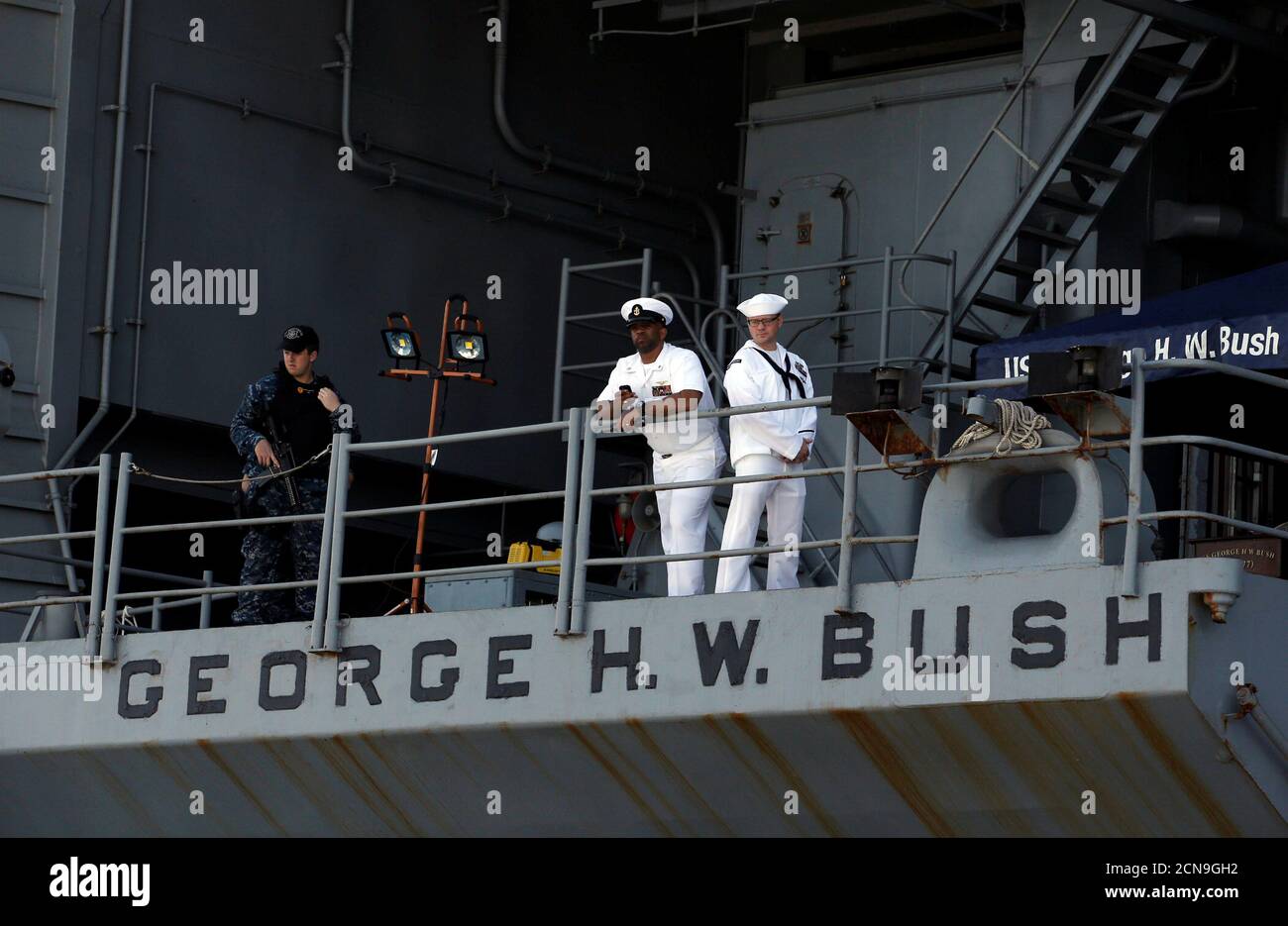 Des soldats se tiennent sur le porte-avions américain USS George H. W. Bush, alors qu'il arrime au port de Haïfa, Israël, le 3 juillet 2017. REUTERS/Ronen Zvulun Banque D'Images