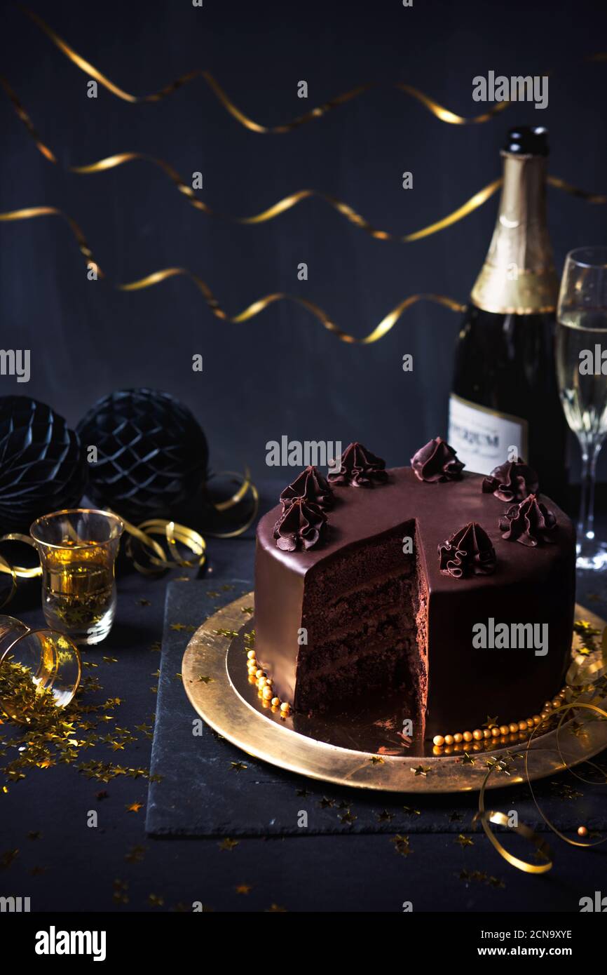 Gateau De Fete Au Chocolat Et Champagne En Noir Et Or Photo Stock Alamy Gateau De Fete Au Chocolat Et Champagne En Noir Et Or Photo Stock Alamy