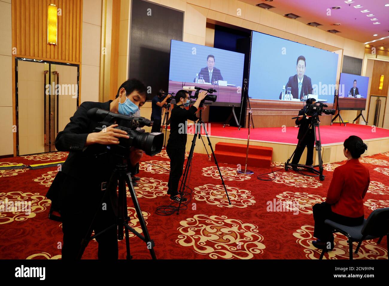 Des journalistes assistent à une conférence de presse de Guo Weimin, porte-parole du Comité national de la Conférence consultative politique du peuple chinois (CPPCC), diffusée dans un centre de presse à Beijing (Chine) le 20 mai 2020. REUTERS/Thomas Peter/Pool Banque D'Images