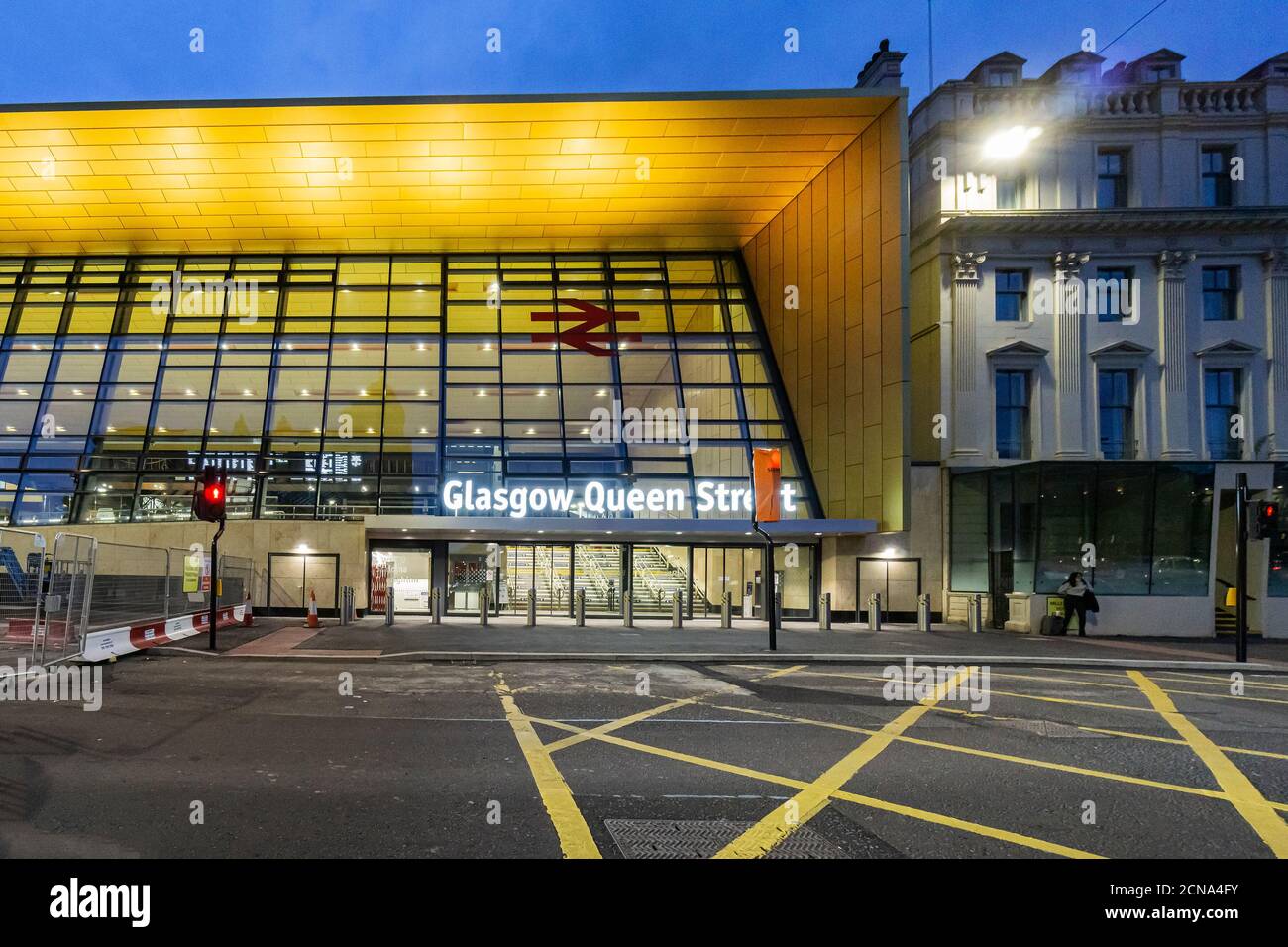 Queen Street face à la nouvelle façade de Glasgow Queen Street Railway Station dans la lumière du soir vue de la rue Queen dans la ville Centre Glasgow Ecosse Royaume-Uni Banque D'Images