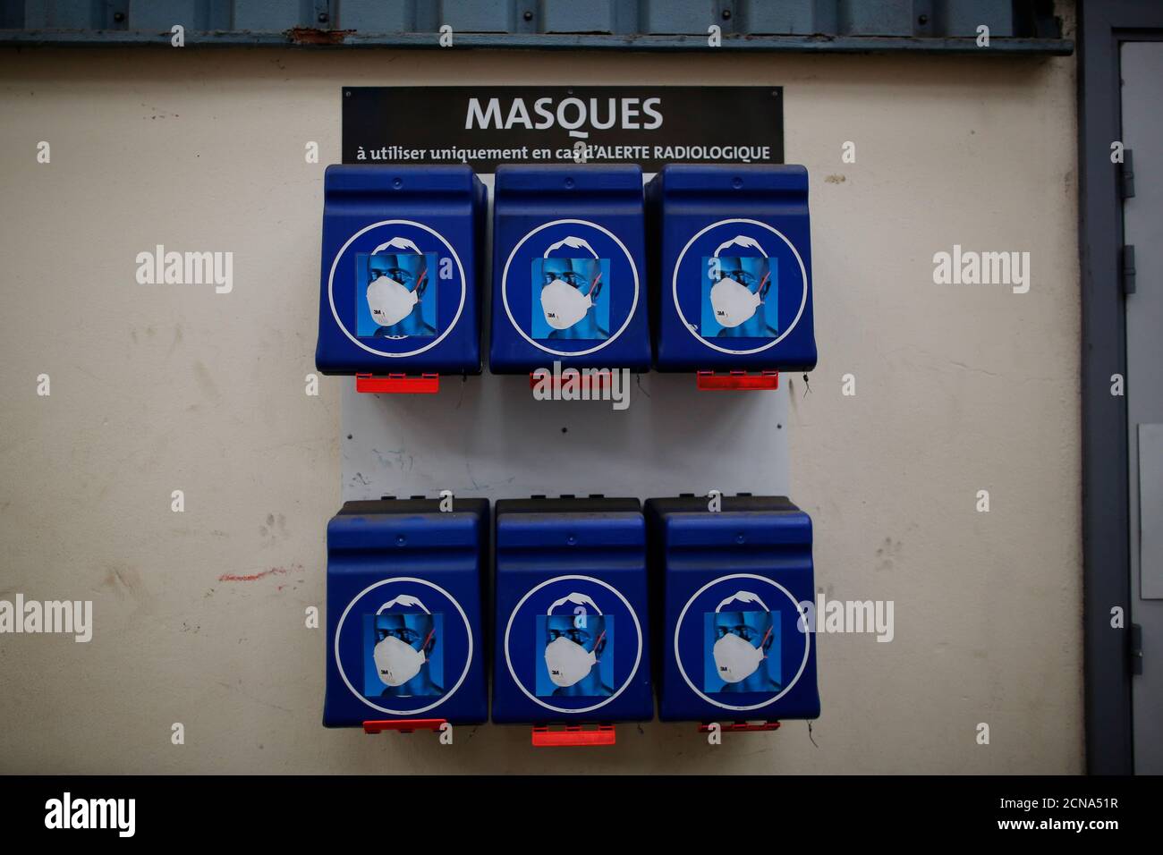 Des masques de protection sont visibles à l'unité de défense Ile longue,  base de la marine sous-marine, à Crozon, près de Brest, dans l'ouest de la  France, le 4 juillet 2017. REUTERS/Stephane