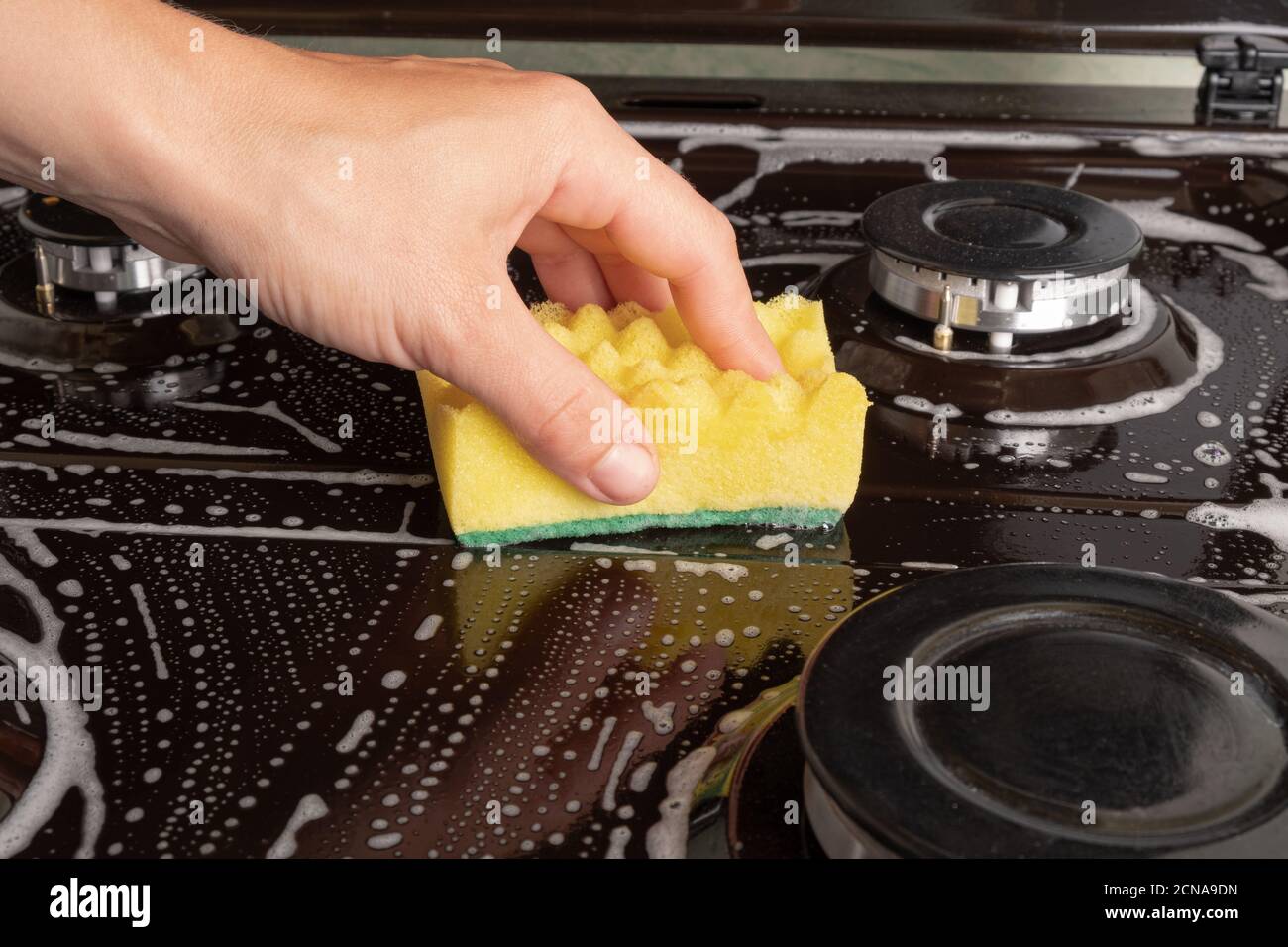 lavage de la cuisinière à gaz dans la cuisine en gros plan. Banque D'Images