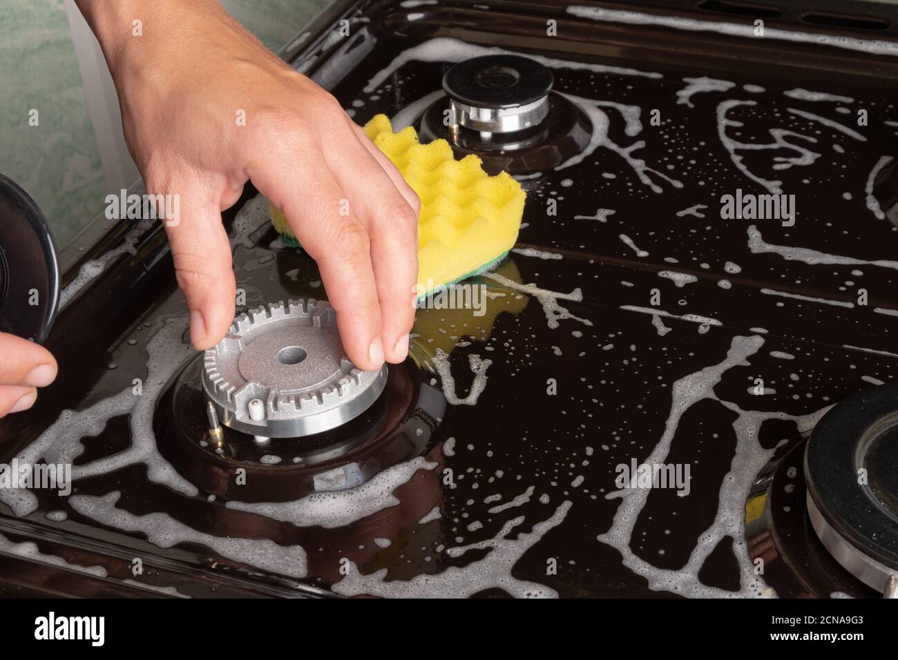 lavage de la cuisinière à gaz dans la cuisine. Banque D'Images