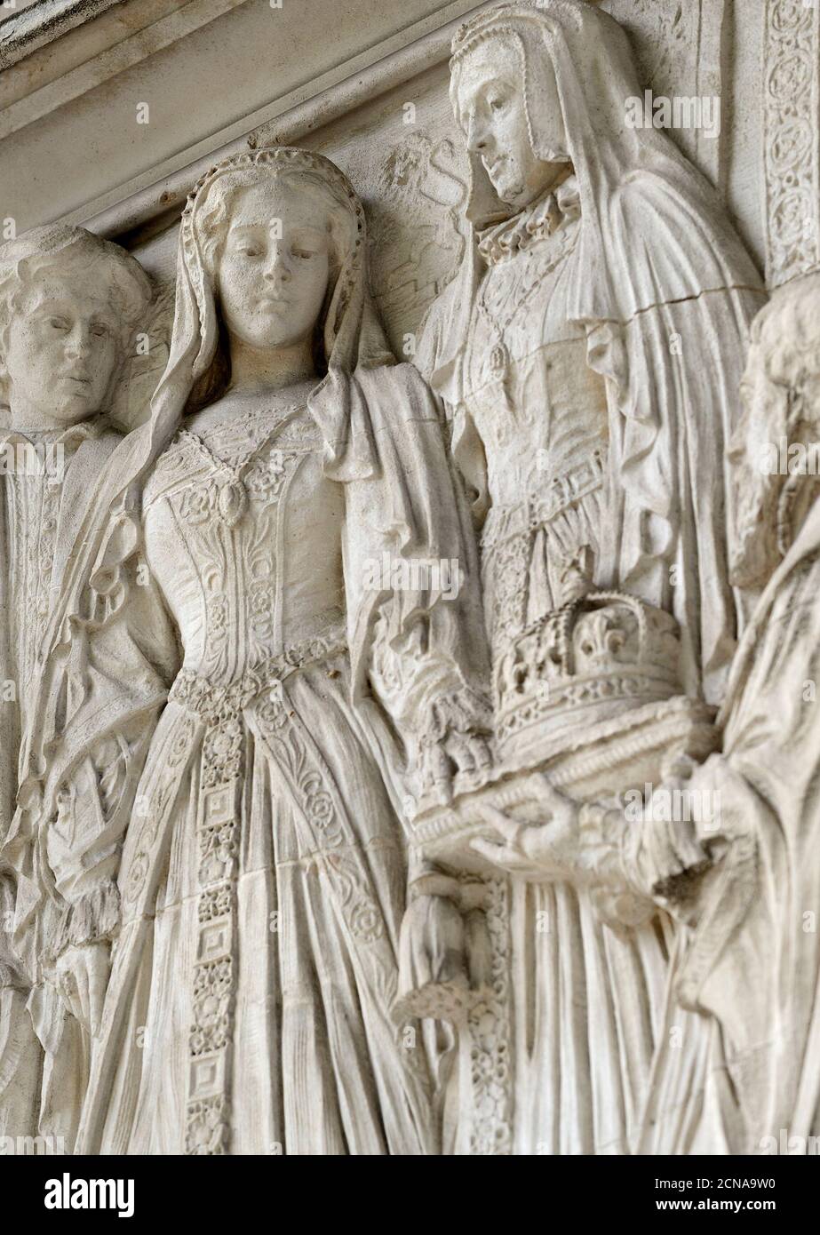 Londres, Angleterre, Royaume-Uni. Cour suprême / Middlesex Guildhall (1906) place du Parlement. Frise en pierre sur la façade (Henry Fehr): Lady Jane Gray acceptant t Banque D'Images