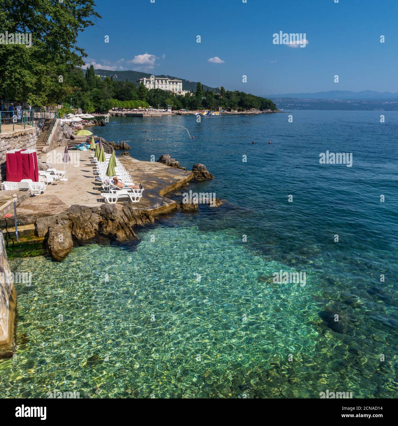 Côte de Stony et eaux transparentes et étonnantes de la mer Adriatique. Station Opatija, Croatie. Banque D'Images