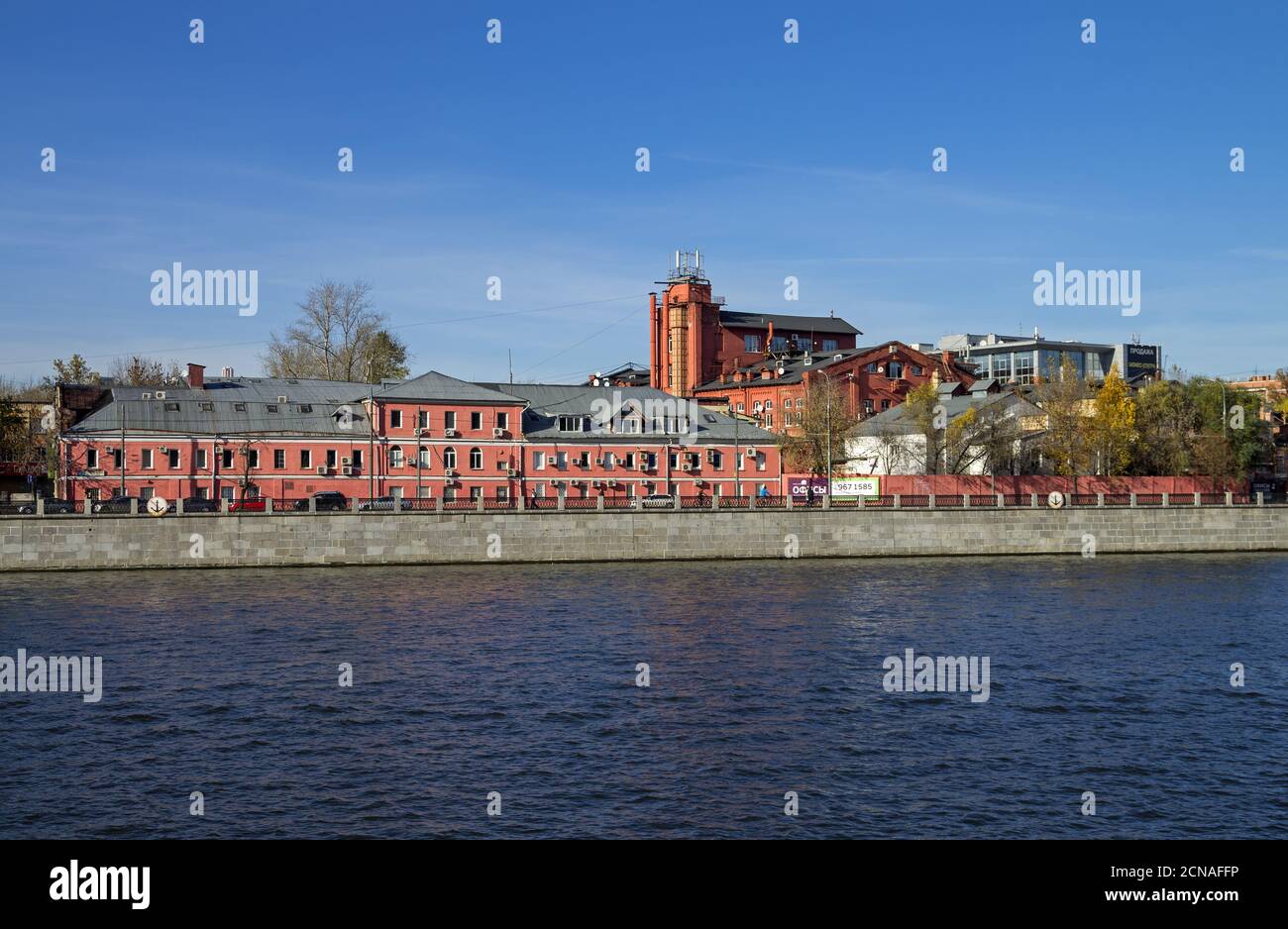 Ancien bâtiment industriel sur le front de mer. Banque D'Images