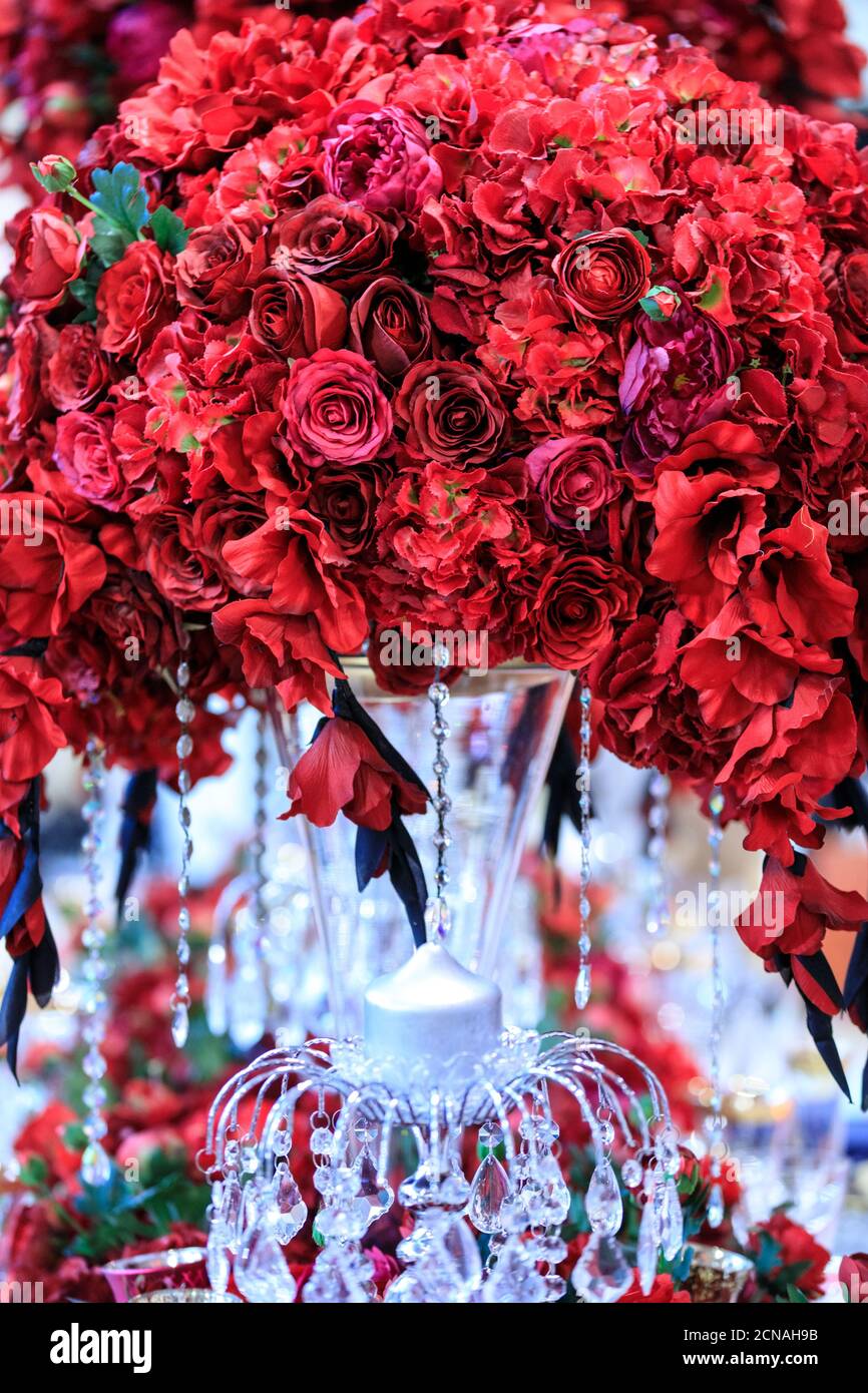 Décorations de mariage florales roses rouges avec décor de vase en cristal, fleurs à Banque D'Images