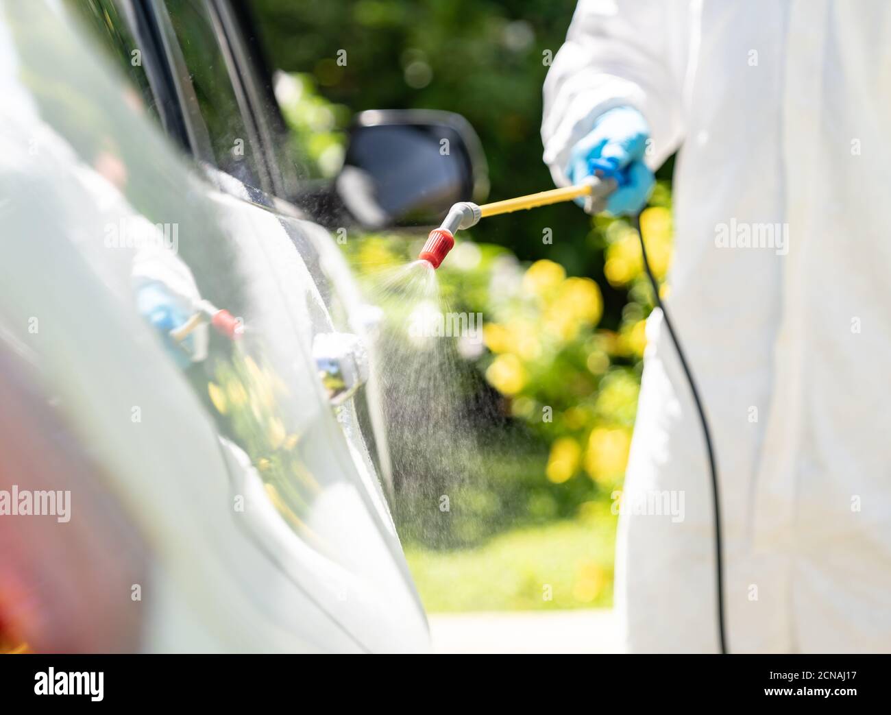 Stérilisation des véhicules désinfection par le personnel médical de l'EPI pour le nettoyage du covid-19. Banque D'Images