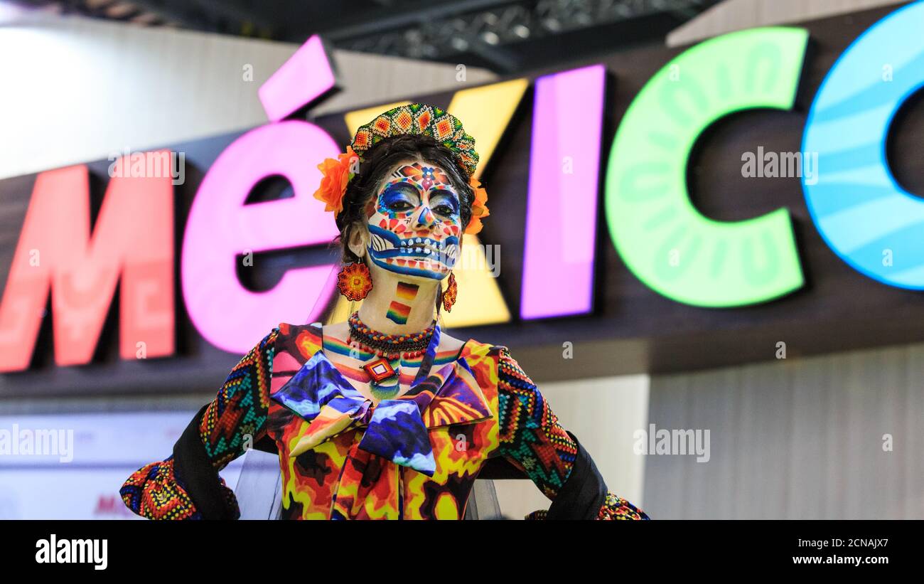 L'interprète de la fête mexicaine des morts avec un visage et une tenue peints, salon du World Travel Market (WTM), Excel London, Royaume-Uni Banque D'Images