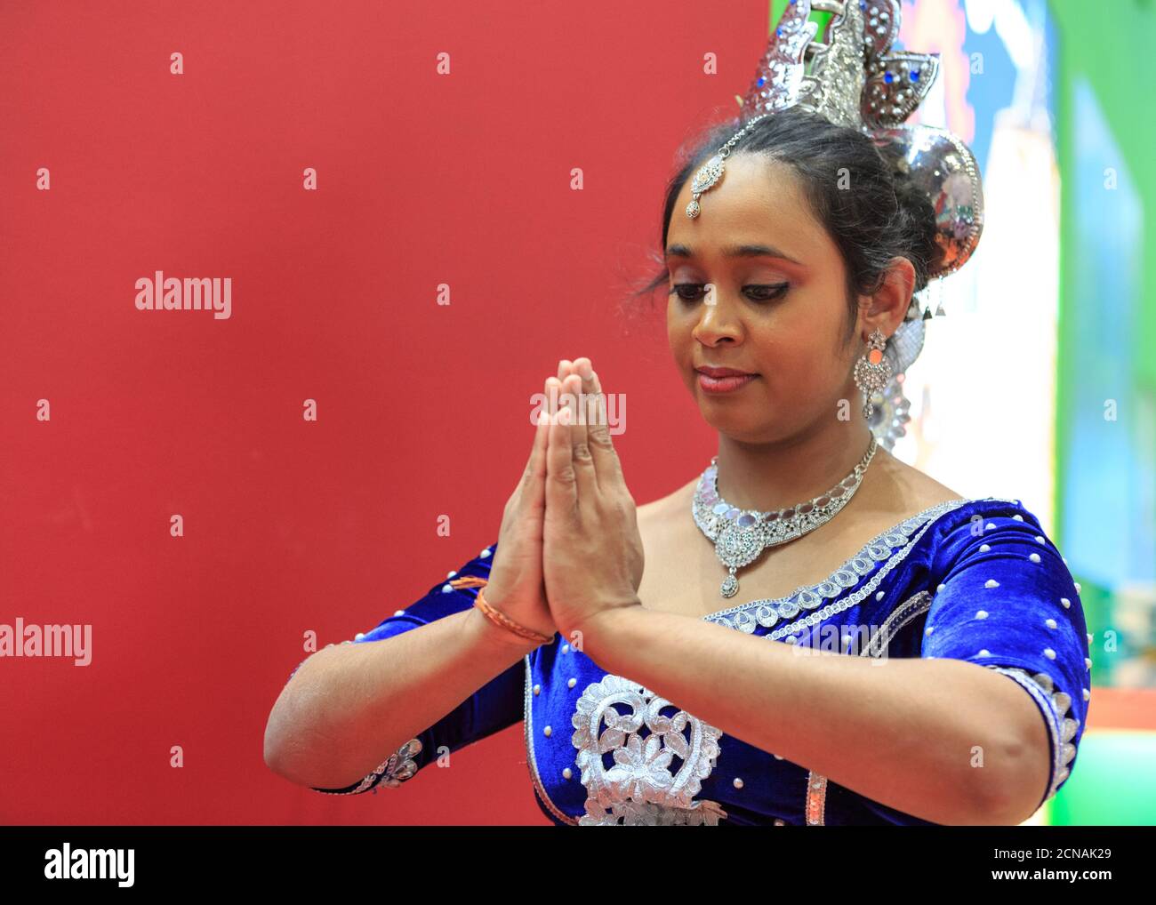 Femme asiatique en robe traditionnelle sri-lankaise, salon du World Travel Market (WTM), Excel London, Royaume-Uni Banque D'Images