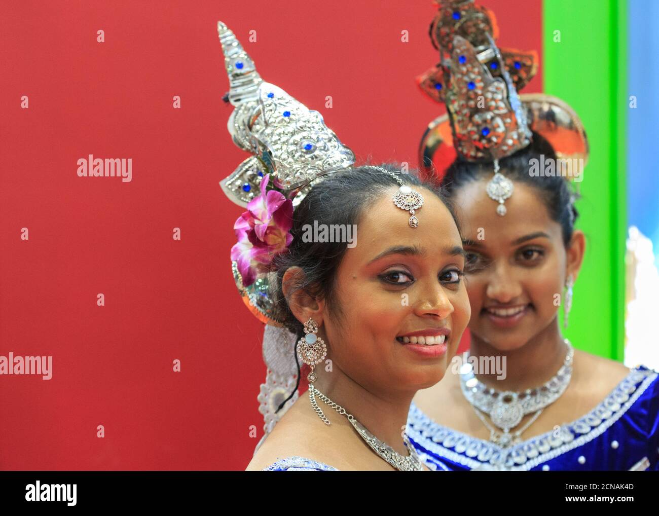 Artistes asiatiques féminins dans les robes traditionnelles sri lankaises, salon du World Travel Market (WTM), Excel London, Royaume-Uni Banque D'Images