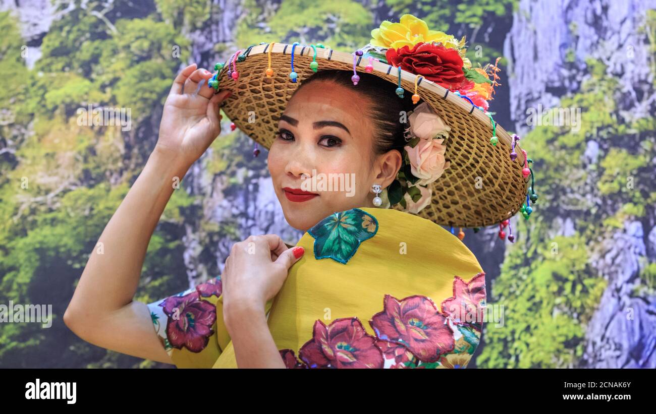 Artiste asiatique représentant les Philippines dans la tenue traditionnelle, salon du World Travel Market (WTM), Excel London, Royaume-Uni Banque D'Images