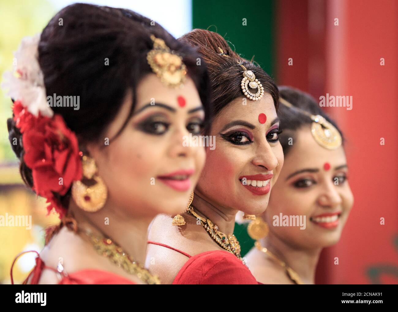 Femmes représentant le Bangladesh dans des tenues traditionnelles, World Travel Market, Excel London, Royaume-Uni Banque D'Images