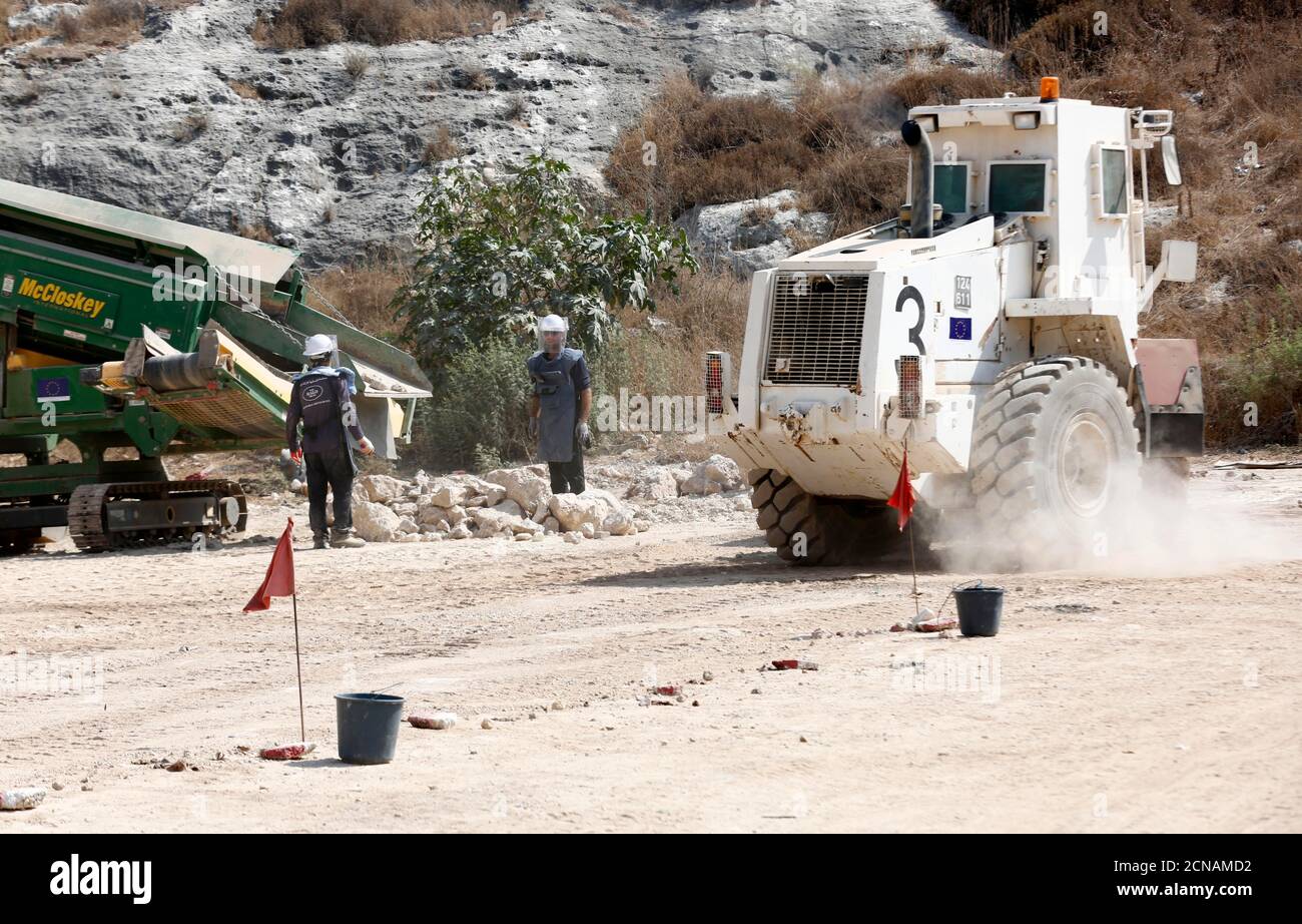 Tulkarem, ville d'Anabta près de la ville de Tulkarem en Cisjordanie. 17 septembre 2020. Les démineurs du HALO Trust, un organisme sans but lucratif spécialisé dans l'enlèvement des mines, travaillent pendant une opération d'enlèvement et de nettoyage des mines dans la ville d'Anabta, près de la ville de Tulkarem, en Cisjordanie, le 17 septembre 2020. Credit: Ayman Nobani/Xinhua/Alamy Live News Banque D'Images