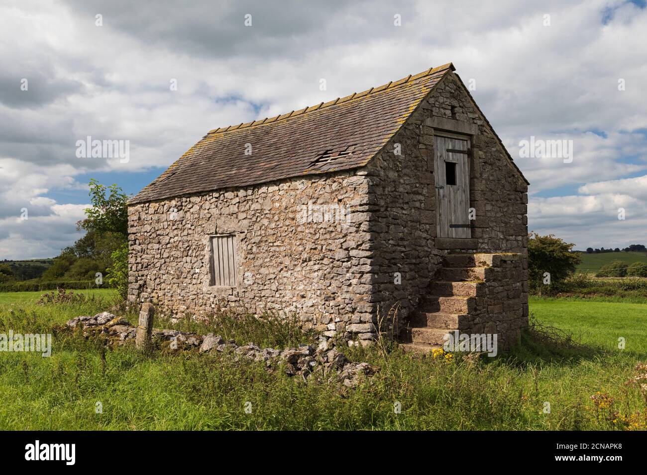 Image d'une ancienne grange du Derbyshire, prise dans le magnifique paysage autour de Matlock, Angleterre, Royaume-Uni Banque D'Images