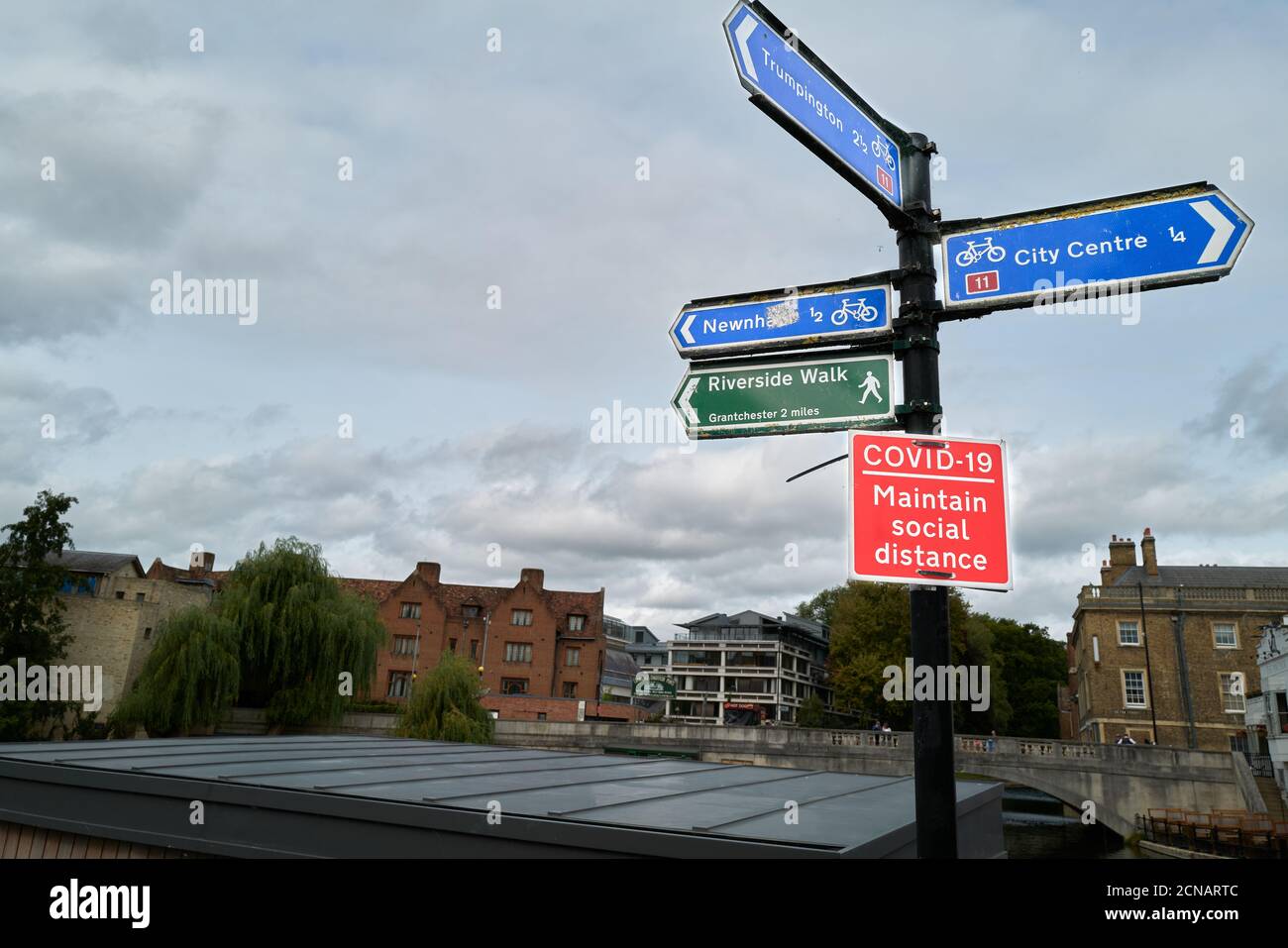 Avis de distanciation sociale sur le pont au-dessus de la rivière Cam entre Lauderness Green et Mill Lane, Cambridge, Angleterre, septembre 2020. Banque D'Images
