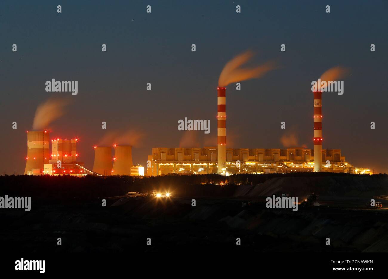La mine de charbon de Belchatow, la plus grande mine de charbon brun en Pologne, située à l'extérieur de la centrale électrique de Belchatow, la plus grande centrale au charbon d'Europe exploitée par le groupe PGE, est photographiée la nuit près de Belchatow, le 12 septembre 2018. REUTERS/Kacper Pempel Banque D'Images