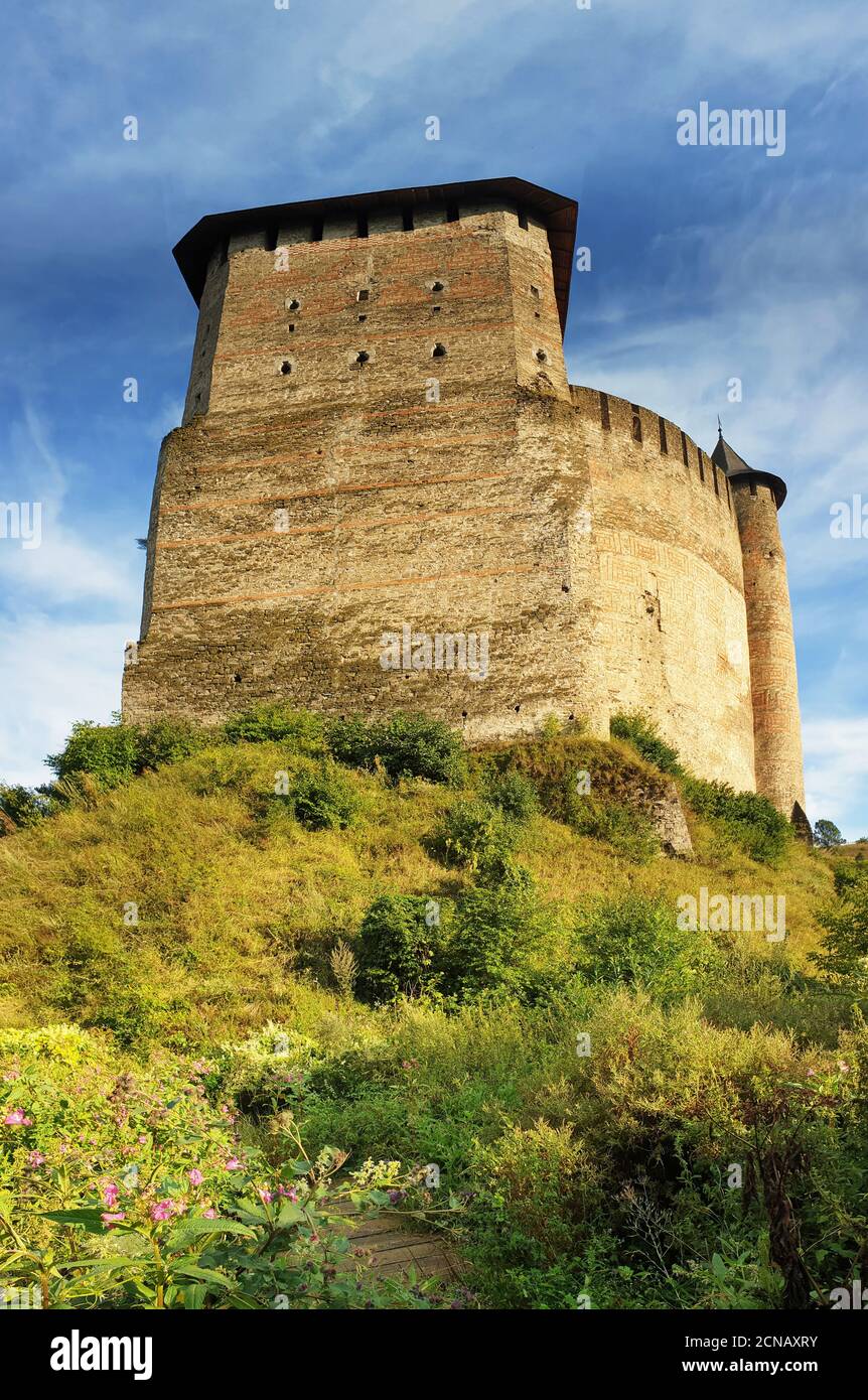 Vue magnifique sur la forteresse de Khotyn. Le monument médiéval le plus remarquable du centre de l'Ukraine. Voyage en Ukraine. Banque D'Images