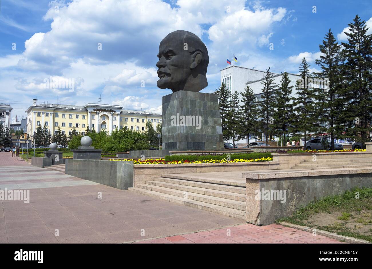 Statue inhabituelle de Lénine - une tête géante sur un piédestal. Banque D'Images