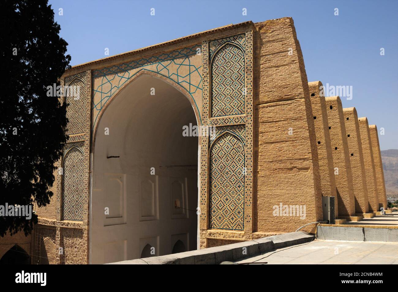 La mosquée Neyriz Friday a été construite au Xe siècle pendant la période Buyid. Il y a des ornements de carrelage à l'avant du bâtiment. Neyriz, Fars, Iran. Banque D'Images