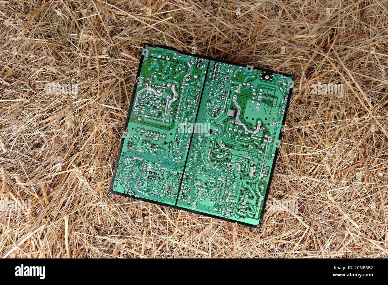 Région de Chernihiv, Ukraine, 7 mai 2019. Une ancienne carte électronique d'ordinateur se trouve sur un tas de foin. Banque D'Images