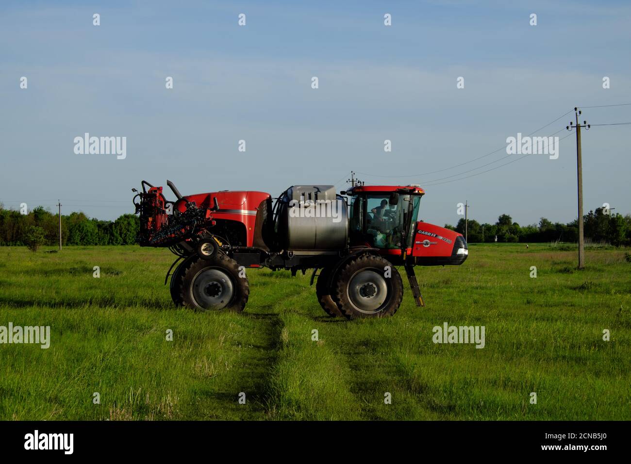 Région de Chernihiv, Ukraine, 18 mai 2019. Un tracteur à roues hautes conçu pour l'irrigation des champs. Machines agricoles sur le terrain. Banque D'Images