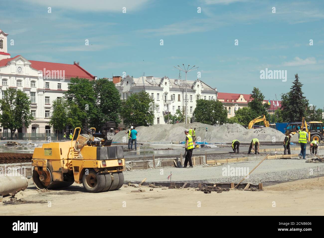 Chernihiv, Ukraine, 7 juin 2019. Les travailleurs avec l'aide de l'équipement de construction changent les pavés sur la place de la ville. Banque D'Images