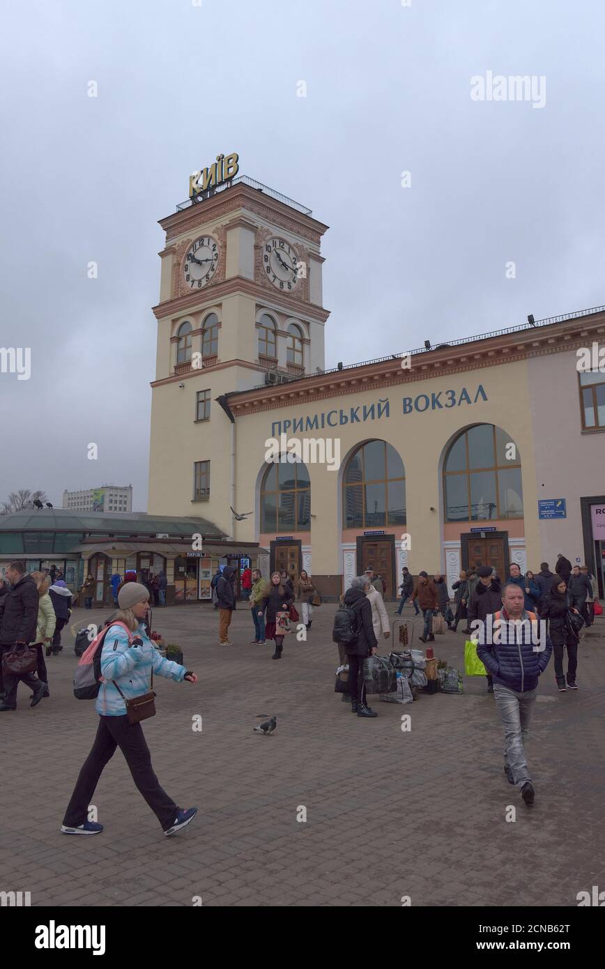 Kiev, Ukraine, 25 février 2020. Passagers sur la place devant la gare de banlieue de Kiev. Banque D'Images