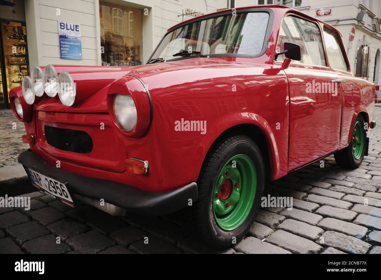 Prague, République tchèque, 13 octobre 2019. Vieille voiture rouge garée dans la rue Prague. Réglage amusant de la voiture. Banque D'Images