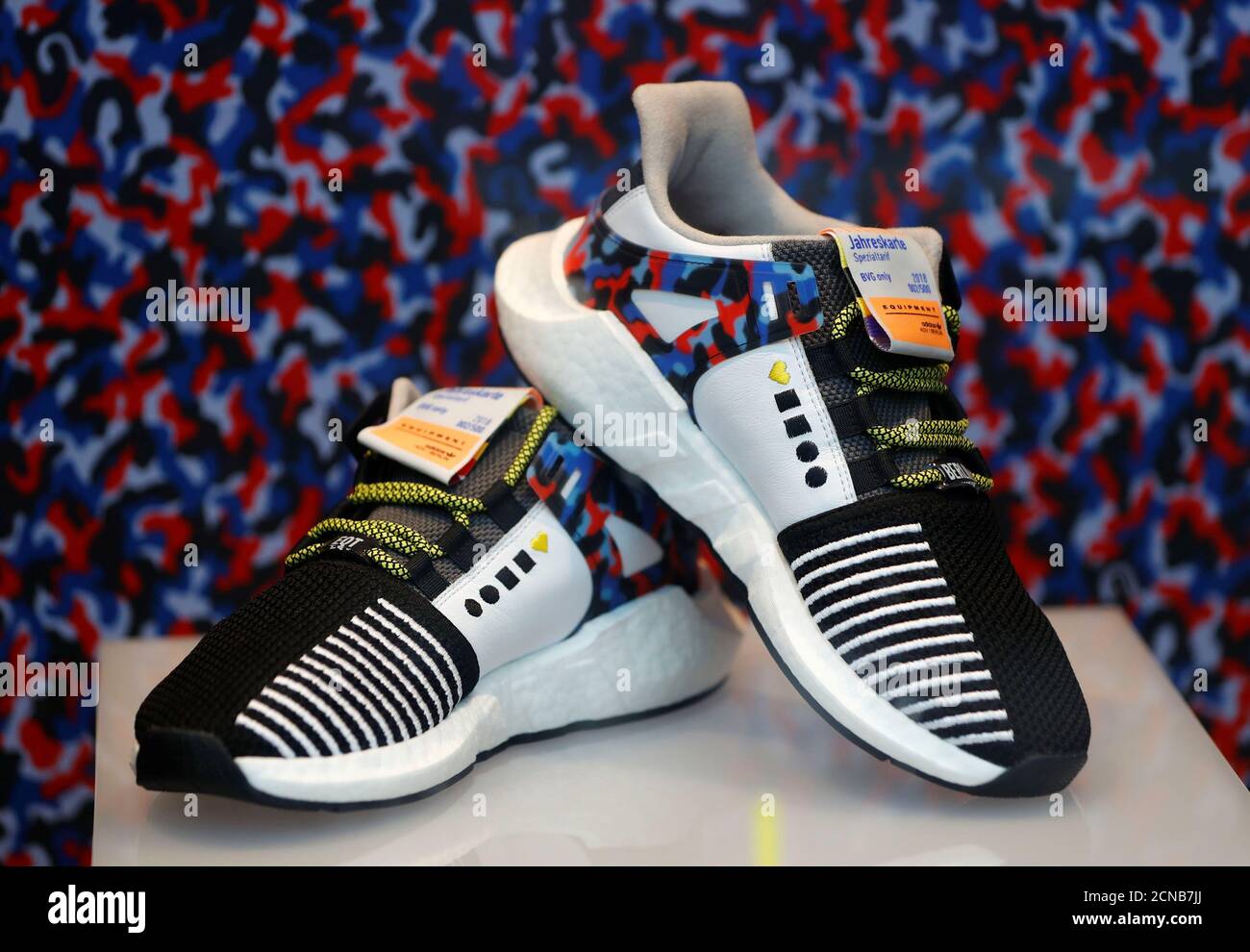 Les sneakers Adidas en édition limitée qui correspondent au modèle de siège  de métro de Berlin et qui incluent un pass annuel sont exposées au magasin  de chaussures Overkill à Berlin, en