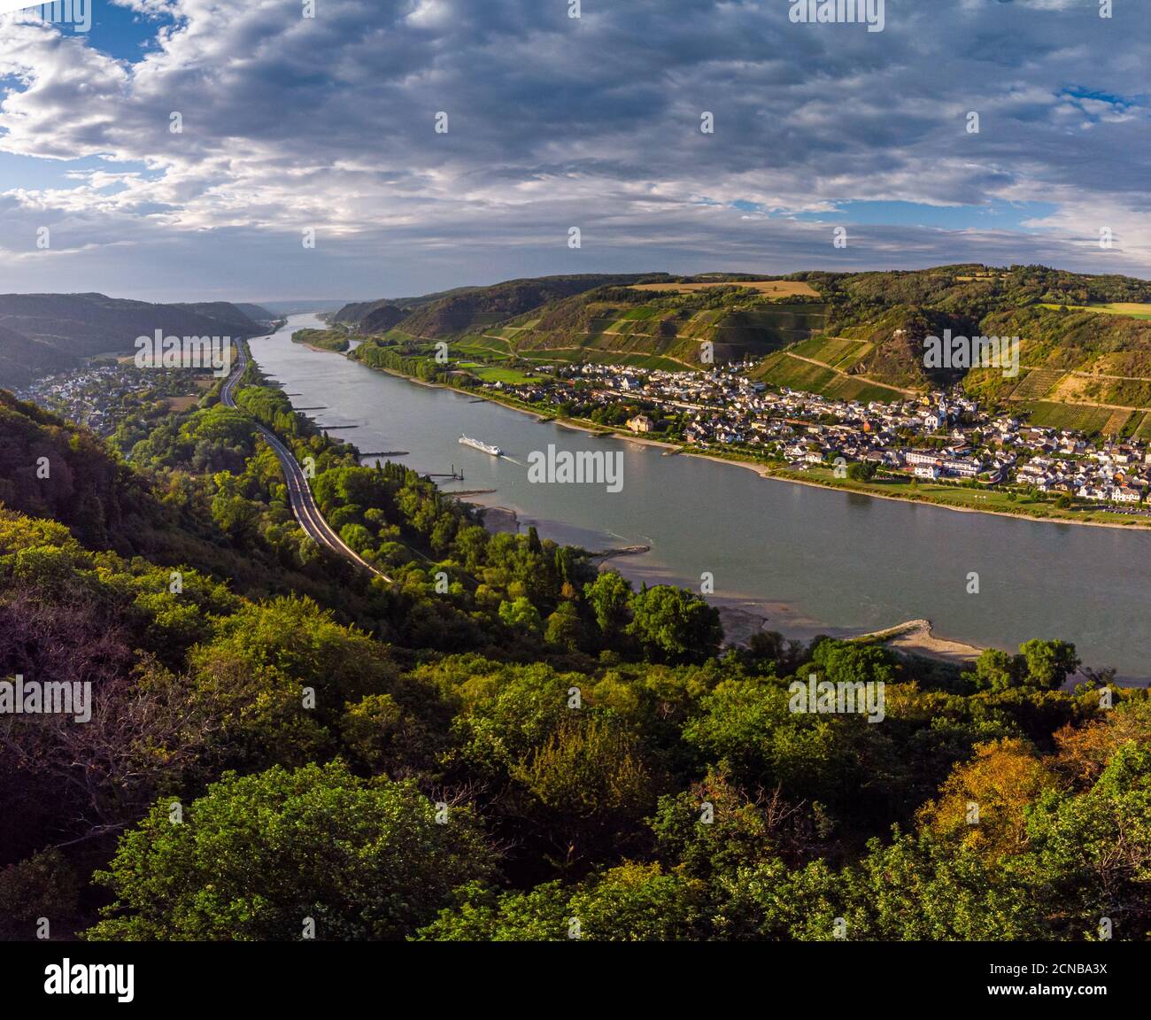 Une randonnée le long du Rhin avec vue tard été Banque D'Images