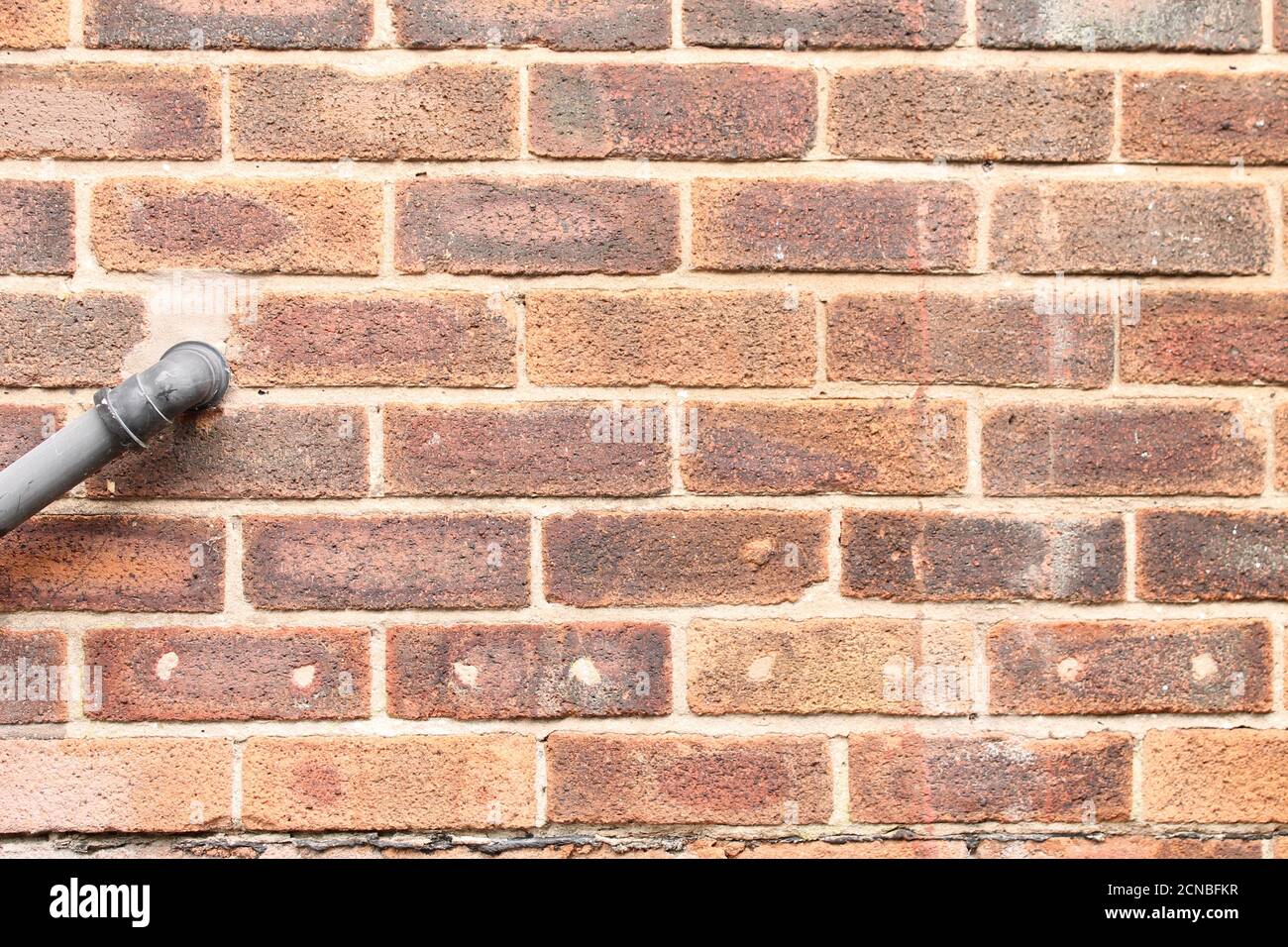 mur de briques de maison qui a eu le mur de cavité de mousse de pulvérisation l'isolation et les trous remplis de ciment Banque D'Images