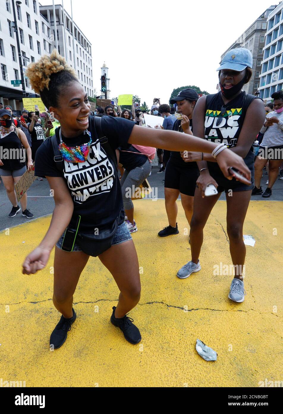 Les manifestants se joignent à une fête de danse célébrant les droits civils et la culture noire lorsqu'ils se réunissent au Black Lives Matter Plaza, près de la Maison Blanche, lors d'une manifestation contre les inégalités raciales à la suite de la mort de George Floyd, détenu par la police de Minneapolis, à Washington, le 6 juin 2020. REUTERS/Jim Bourg Banque D'Images