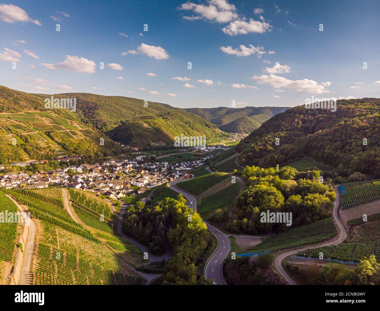 Vue aérienne de la vallée de l'Ahr pendant un été ensoleillé journée sur le sentier de randonnée des vins rouges Banque D'Images