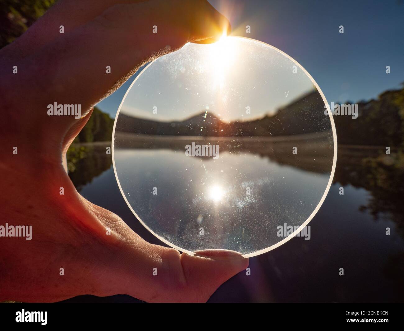 . Orbe de verre sur o au bord du lac dans un beau lever de soleil Banque D'Images