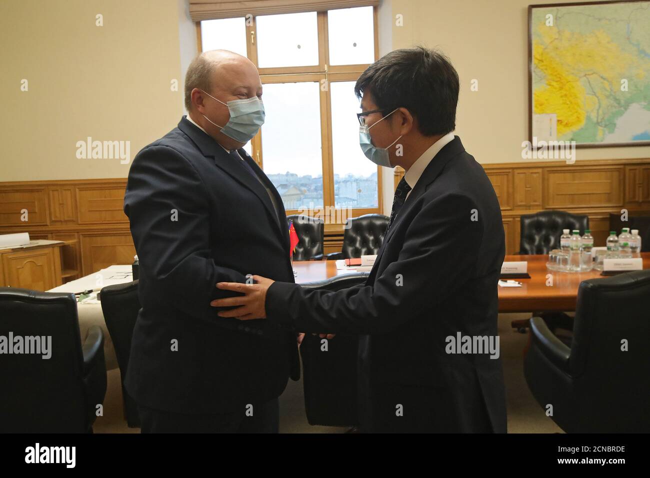 Non exclusif : KIEV, UKRAINE - le 17 SEPTEMBRE 2020 - le ministre du Cabinet des ministres de l'Ukraine Oleh Nemchinov (L) se met à la main avec l'ambassadeur ex Banque D'Images