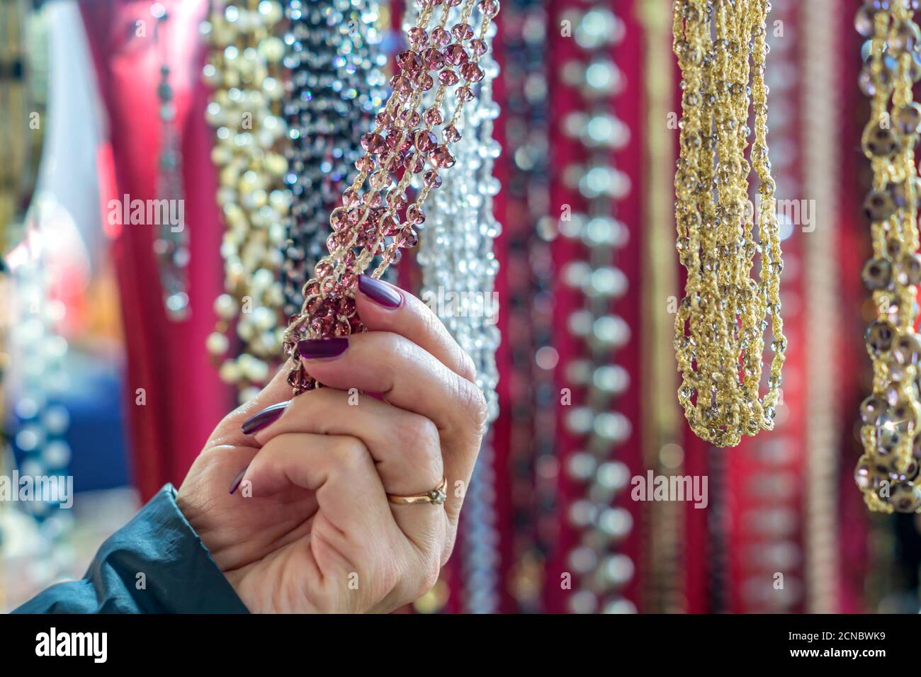 Femme choisissant des colliers de perles de cristal.Motif  d'arrière-plan.Artisanat à la mode pour femmes Photo Stock - Alamy