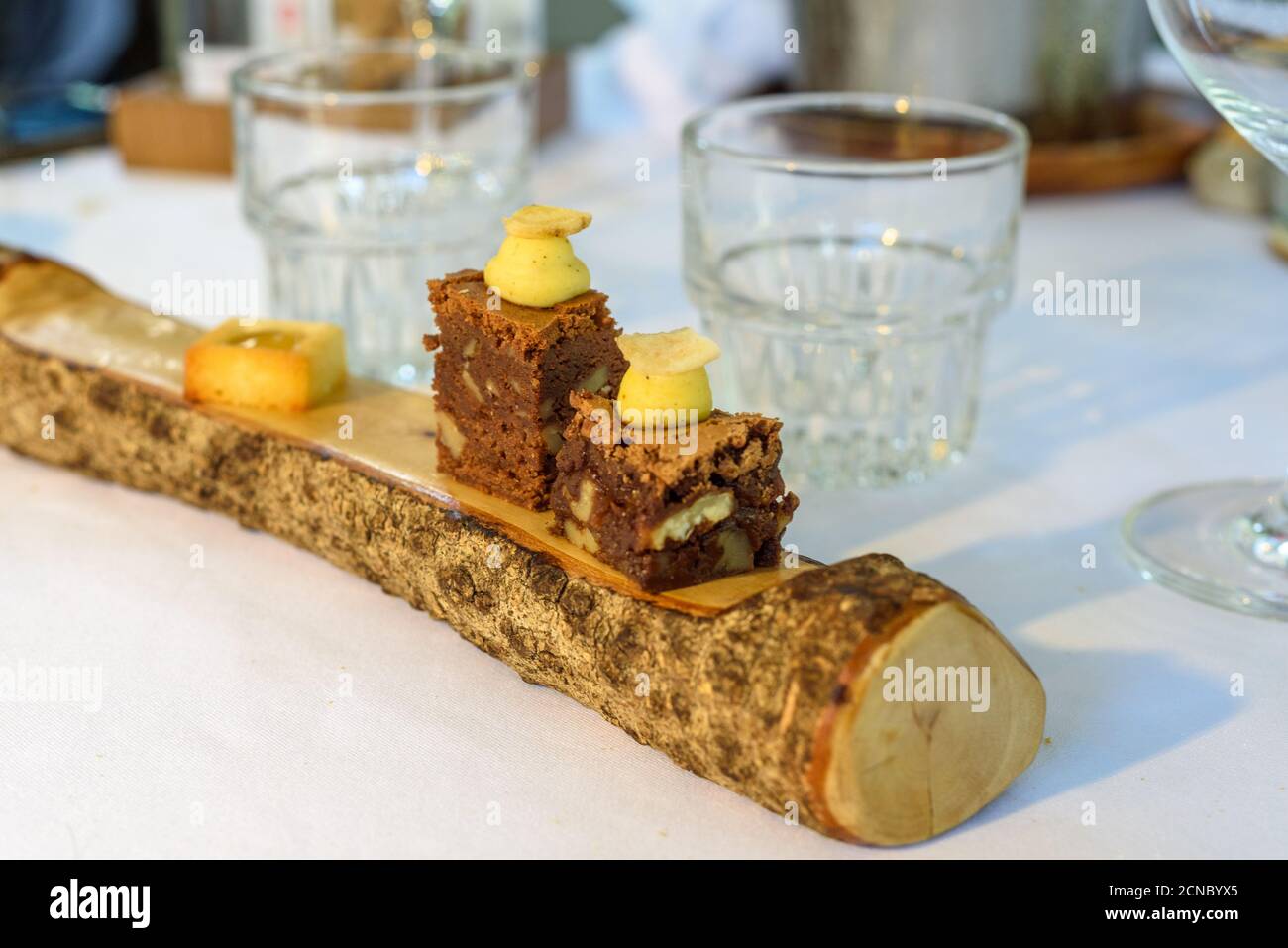 Délicieux repas de cuisine fusion espagnol, superbement décoré plat sur une plaque faite par un primé espagnol chef professionnel Banque D'Images