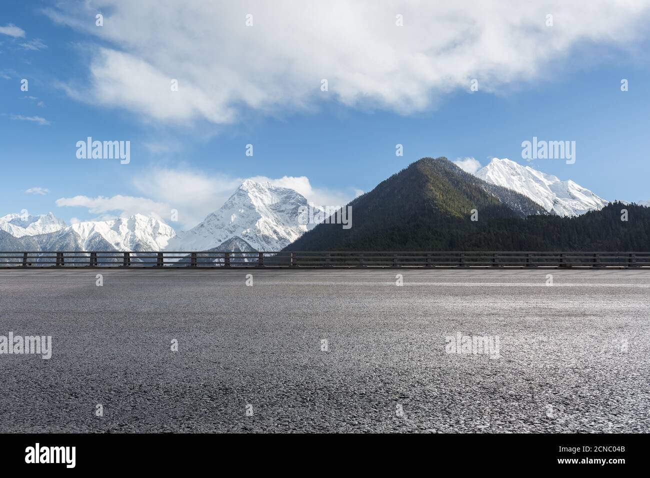 vider l'autoroute de l'asphalte avec fond de montagne de neige Banque D'Images