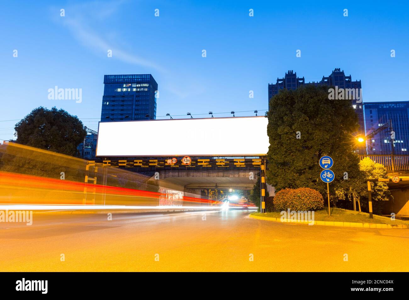 panneaux d'affichage de la boîte lumineuse au pont ferroviaire Banque D'Images
