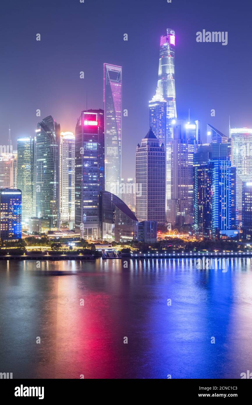 bâtiments financiers modernes la nuit à shanghai Banque D'Images