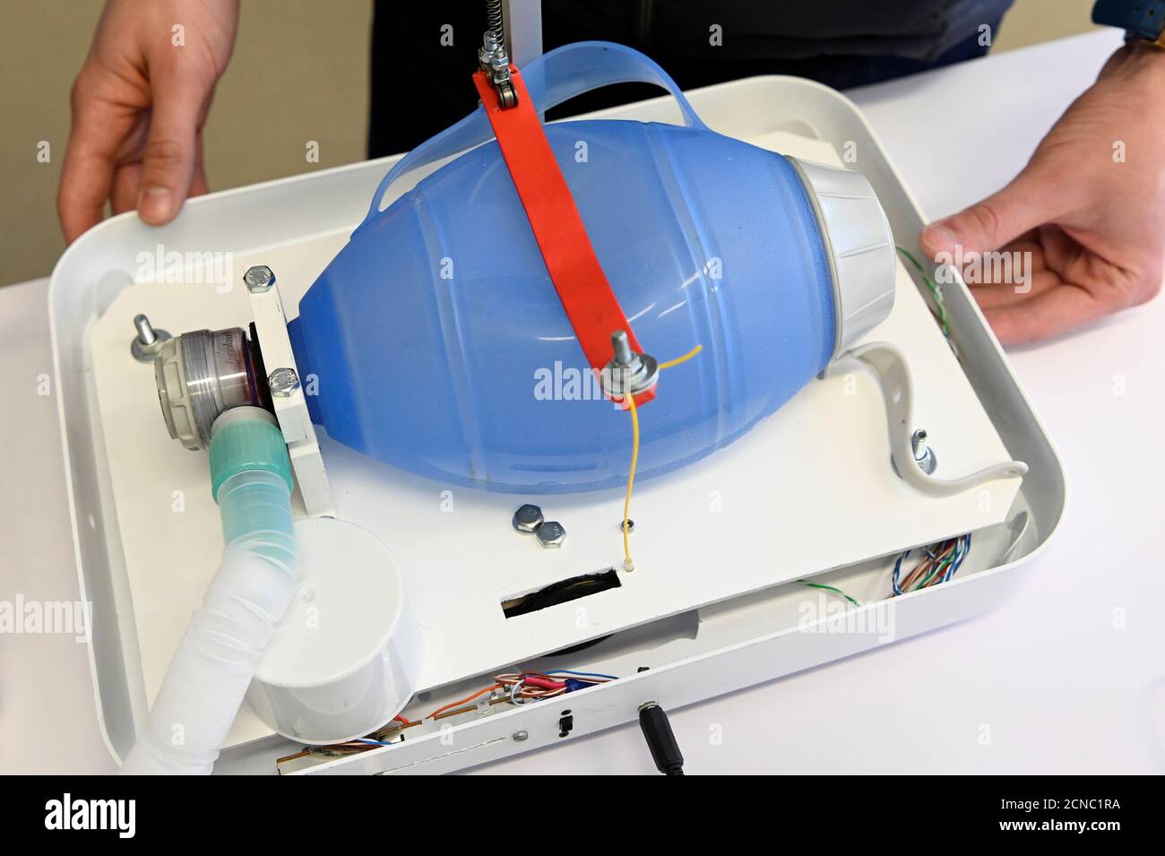 Un jeune inventeur possède un prototype développé d'un simple ventilateur  pulmonaire appelé Q-vent, pour les patients infectés faisant face à la  maladie du coronavirus (COVID-19), qui a été créé à l'Université Comenius